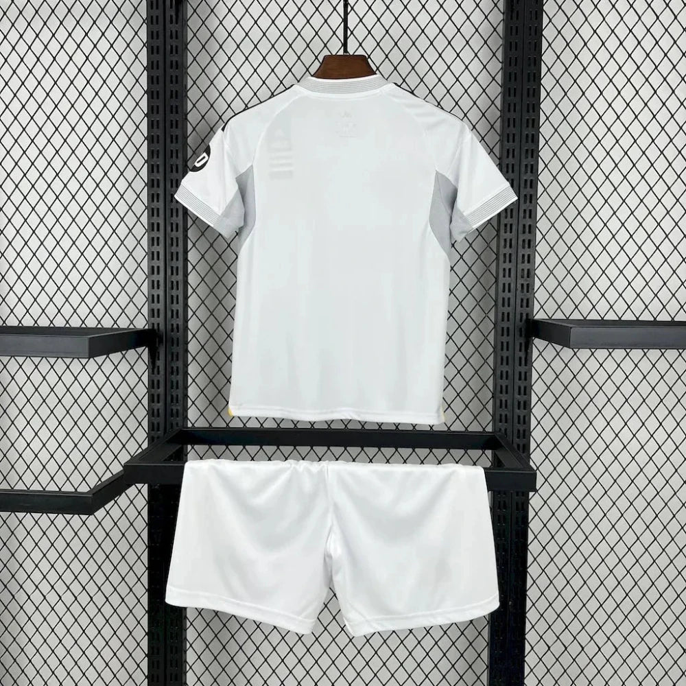 Kit enfant Real Madrid DOM 25/26 - Choppe ton maillot